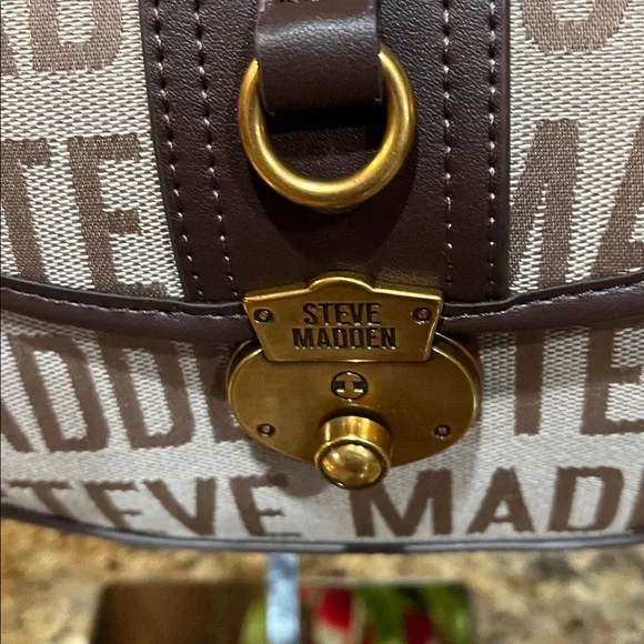Steve Madden NWOT Beige and Brown Logo Shoulder Bag - Picture 4 of 9